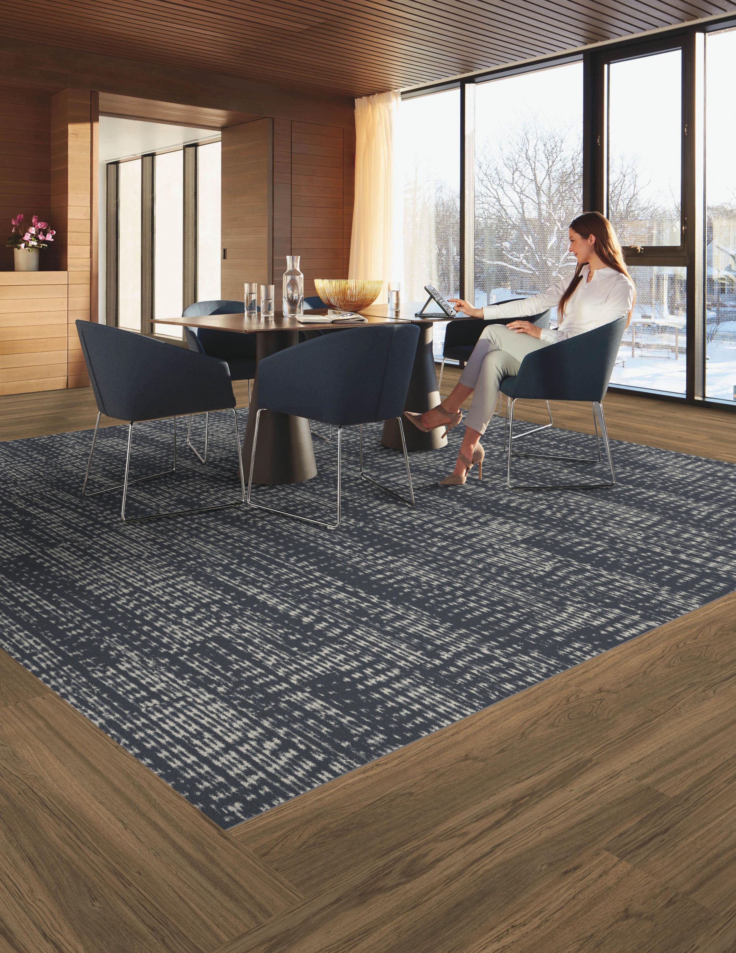 Interface First Edition plank carpet inset as rug into Natural Woodgrains LVT in cafe area with glass walls and wood ceiling imagen número 6